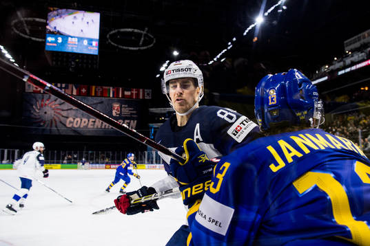 Frankrikes Kevin Hecquefeuille tacklar Sveriges Mattias