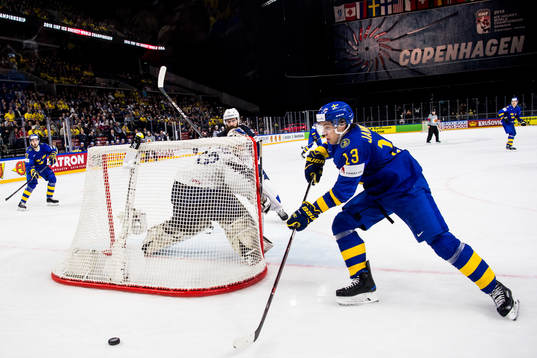 Sveriges Mattias Janmark oroar bakom Frankrikes målvakt