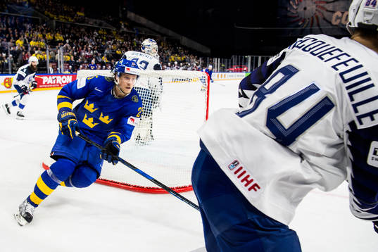 Sveriges Jacob de la Rose jagar puck