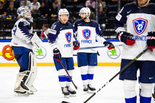 Frankrikes målvakt Ronan Quemener och Damien Raux deppar