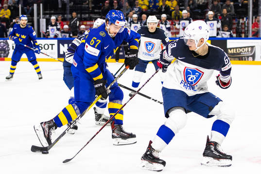 Sveriges Rickard Rakell mot Frankrikes Alexandre Texier