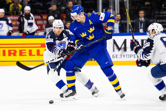 Sveriges John Klingberg i kamp om pucken med Frankrikes