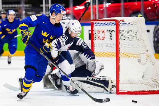 Sveriges Elias Pettersson i kamp om pucken med Frankrikes