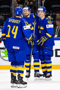 Sveriges Elias Pettersson (till höger) jublar med