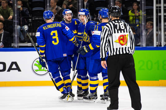 Sveriges Elias Pettersson (mitten) jublar med lagkamrater