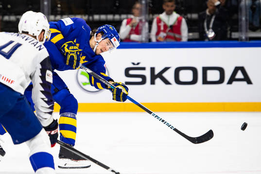 Sveriges Adrian Kempe skjuter