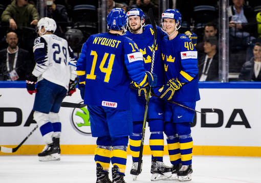 Sveriges Elias Pettersson jublar med lagkamrater