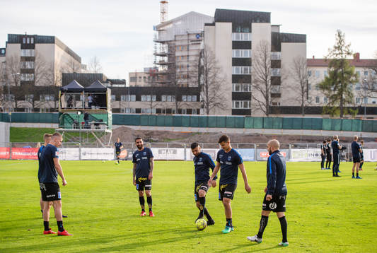 Sirius spelare värmer upp före fotbollsmatchen i