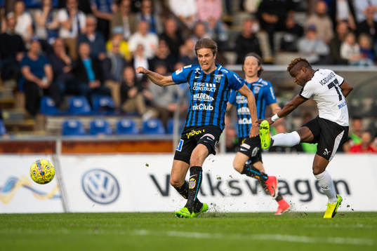 Örebros Kennedy Igboananike gör 0-1-målet