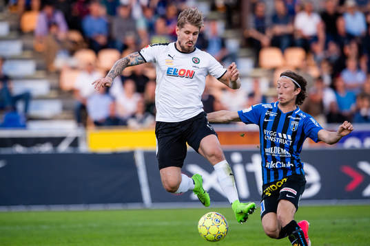 Örebros Daniel Björnkvist missar målchans bakom Sirius