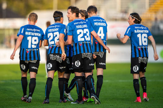Sirius Philip Haglund jublar med lagkamrater