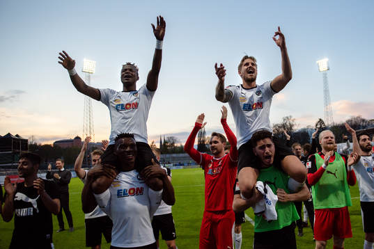 Örebros spelare jublar