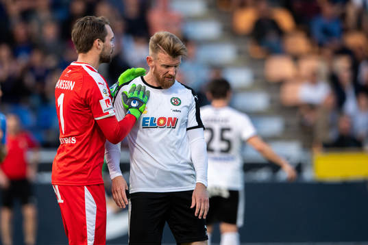 Örebros målvakt Oscar Jansson och Michael Almebäck