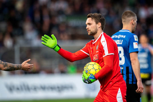 Örebros målvakt Oscar Jansson jublar