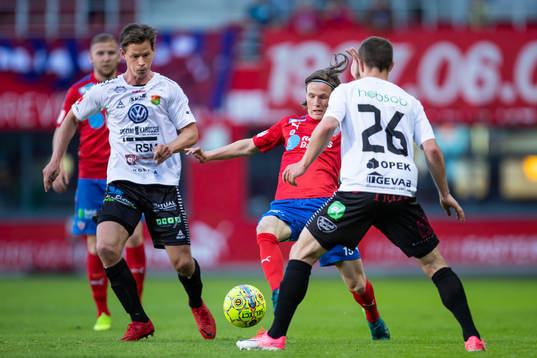 GAIS Dusan Djuric och Calle Wede försvarar mot