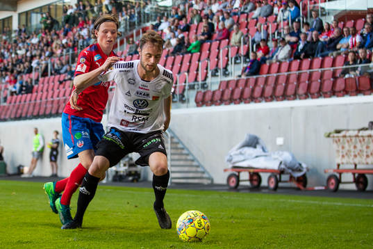 Helsingborgs Max Svensson i kamp om bollen med GAIS Niklas