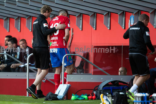 Helsingborgs Mikael Dahlberg lämnar plan skadad
