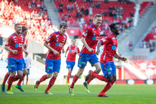 Helsingborgs Abdri Runar Bjarnason (mitten) jublar med