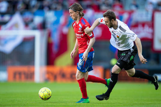 Helsingborgs Max Svensson i kamp om bollen med GAIS Niklas