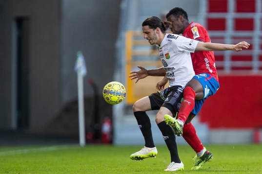 GAIS Stefan Ilic i kamp om bollen med Helsingborgs Mohammed
