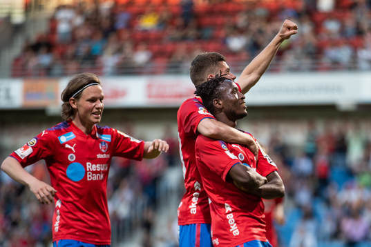 Helsingborgs Mamudu Moro jublar med lagkamrater