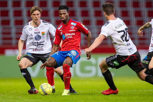 Helsingborgs Mohammed Abubakari går emellan GAIS Marcus