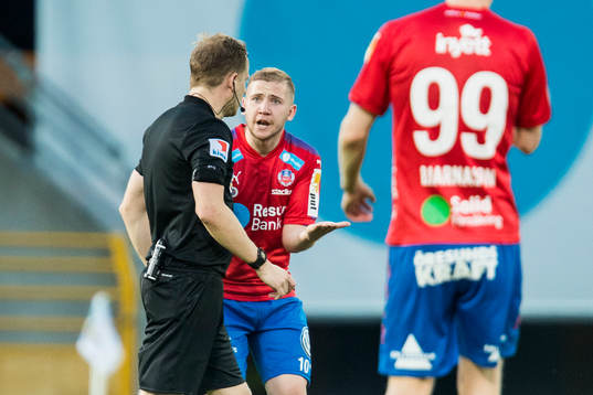 Helsingborgs Darijan Bojanic protesterar mot domslut