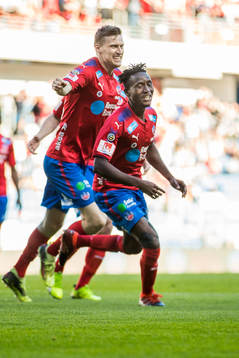 Helsingborgs Abdri Runar Bjarnason och Mamudu Moro jublar