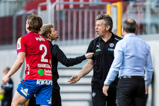 Helsingborgs målvaktstränare Sven Andersson protesterar