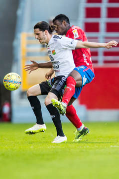 GAIS Stefan Ilic och Helsingborgs Mohammed Abubakari i duell