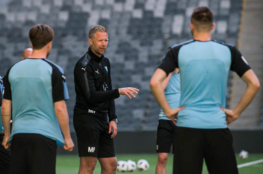 Malmö FFs  tränare Magnus Pehrsson och övriga spelare