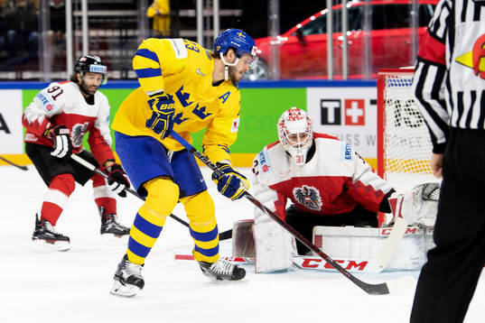 Sveriges Oliver Ekman Larsson och Österrikes målvakt