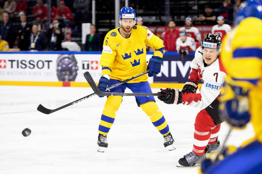 Sveriges Adam Larsson och Österrikes Brian Lebler