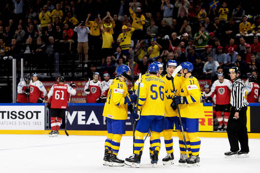 Sveriges Adrian Kempe jublar med lagkamrater