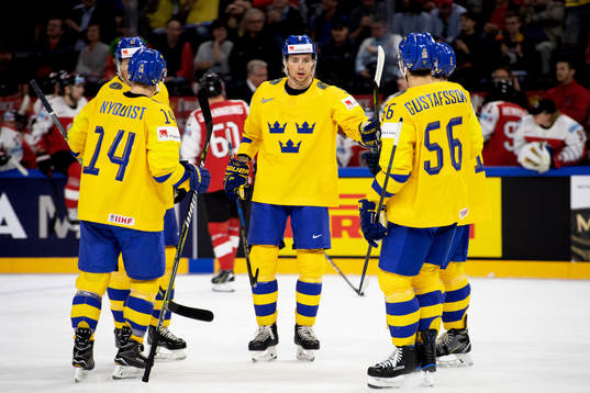 Sveriges Adrian Kempe jublar med lagkamrater