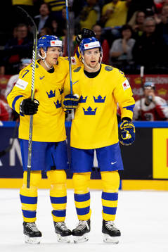 Sveriges Hampus Lindholm och Adrian Kempe jublar