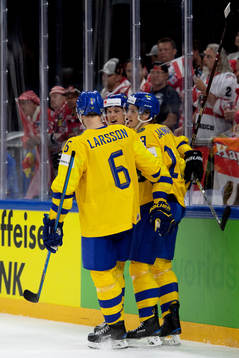 Sveriges Mattias Janmark jublar med lagkamrater