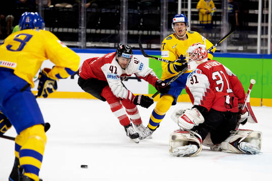 Sveriges Rickard Rakell spelar fram Mattias Janmark (ej i
