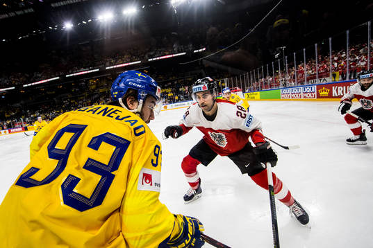 Österrikes Martin Schumnig och Sveriges Mika Zibanejad
