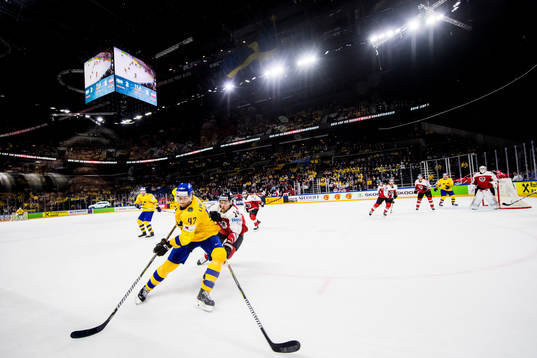 Sveriges Hampus Lindholm och Österrikes Dominic Zwerger
