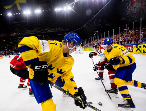 Sveriges Hampus Lindholm och Johan Larsson mot Österrikes