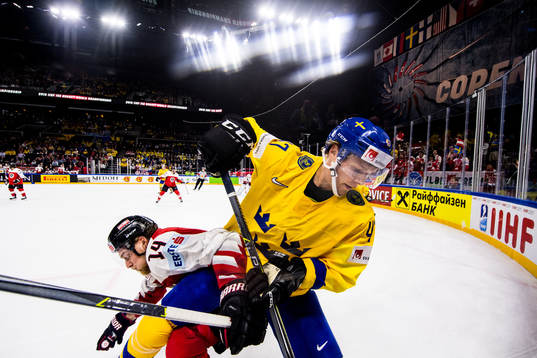 Sveriges Hampus Lindholm och Österrikes Dominic Zwerger
