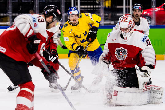 Sveriges Rickard Rakell och Österrikes målvakt David