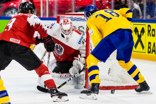 Sveriges Dennis Everberg oroar vid Österrikes målvakt
