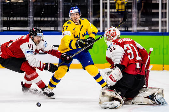 Sveriges Rickard Rakell mot Österrikes Mario Altman och