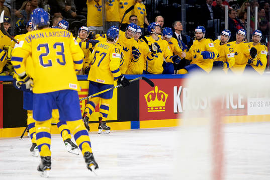 Sveriges Rickard Rakell jublar med lagkamrater