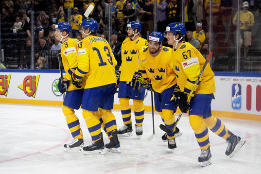 Sveriges Rickard Rakell jublar med lagkamrater