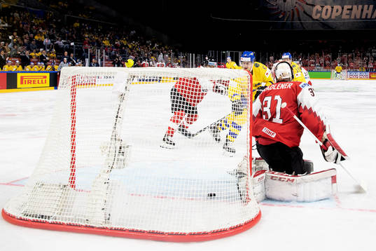 Sveriges Rickard Rakell gör 3-0 bakom Österrikes målvakt