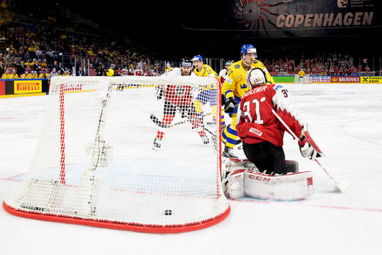 Sveriges Rickard Rakell gör 3-0 bakom Österrikes målvakt