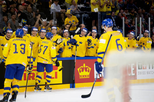 Sveriges Rickard Rakell jublar med lagkamrater